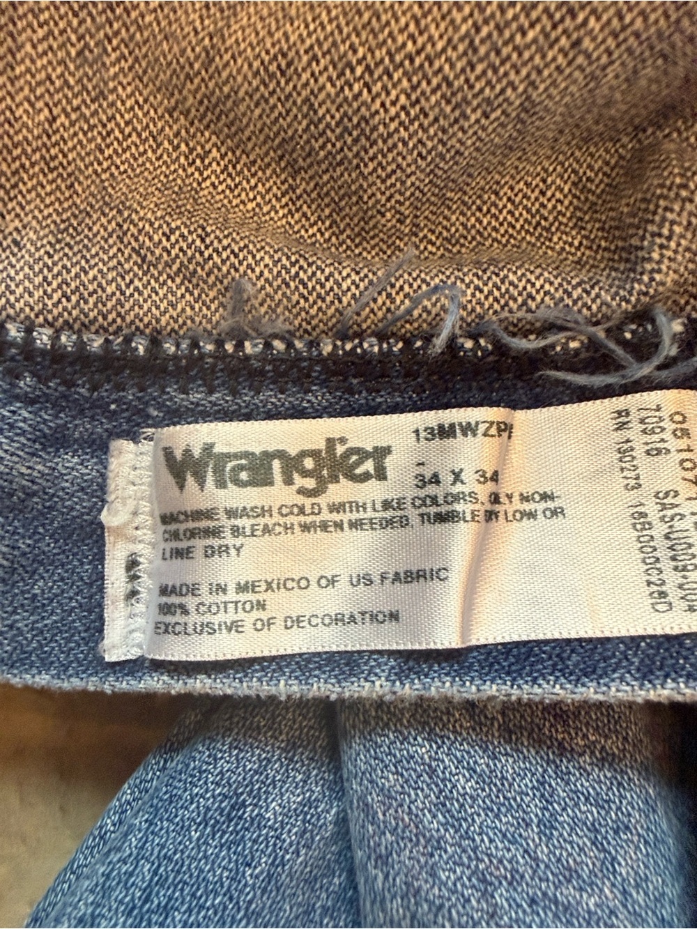 Wrangler Straight Leg Blue Denim Jeans with Leather Patch Destroyed size 34x34 - Picture 2 of 6